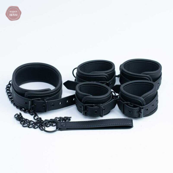 Collier et menottes pour pratiques BDSM