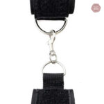 Menottes en cuir pour couples explorant le BDSM