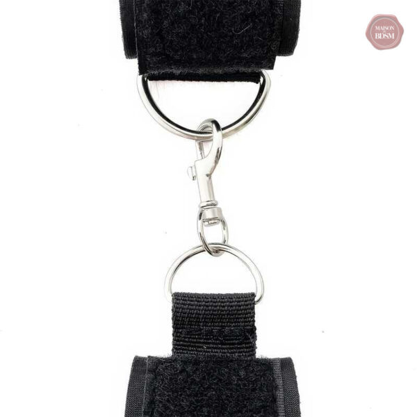 Menottes en cuir pour couples explorant le BDSM