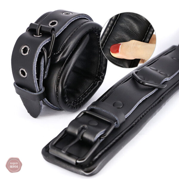 Menottes en cuir pour jeux de domination