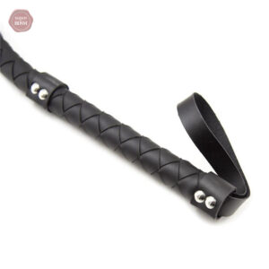Accessoire de domination, fouet pour explorer vos fantasmes BDSM