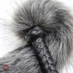Fouet en simili cuir pour des jeux sensuels