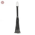 Accessoire BDSM : fouet en cuir noir