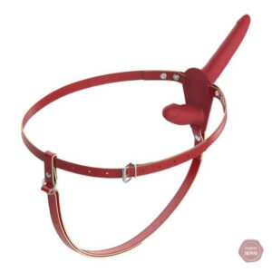 Gode ceinture rouge entre femmes pour des moments intimes
