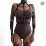 Accessoire sexy en cuir pour jeux de domination féminine