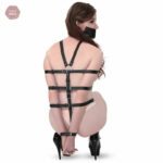 Harnais de corps pour des jeux de domination