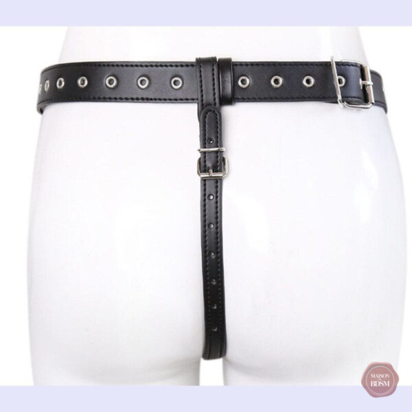 Équipement BDSM pour stimulation scrotale