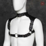 Harnais torse en cuir pour une expérience BDSM élégante