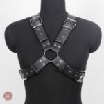Harnais noir pour homme avec croix décorative
