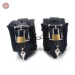 Cadenas inclus dans le kit BDSM pour la sécurité