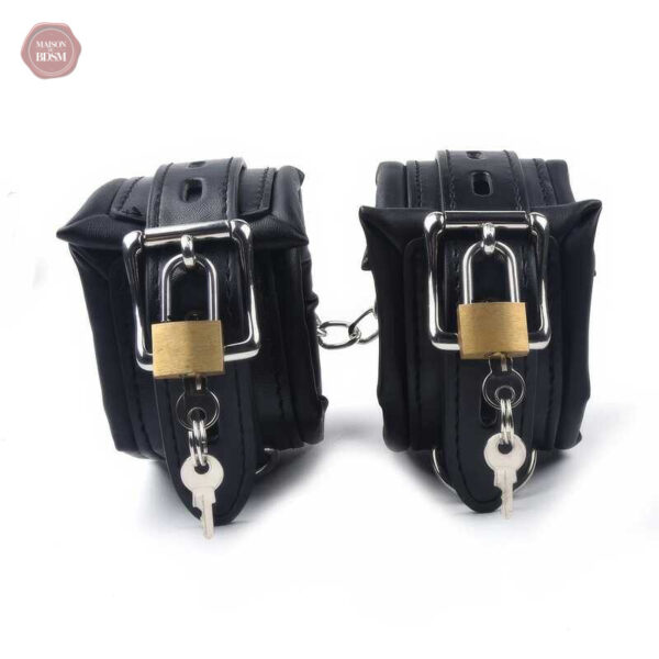 Cadenas inclus dans le kit BDSM pour la sécurité