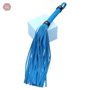 Martinet BDSM bleu en cuir, idéal pour des jeux sensuels