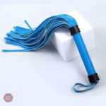 Fouet BDSM en bleu, accessoire pour la domination
