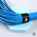 Martinet en cuir bleu, parfait pour l'exploration BDSM