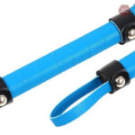 Martinet BDSM, fouet bleu pour des expériences érotiques sécurisées