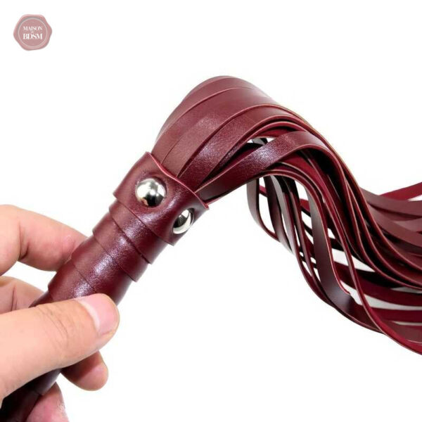 Fouet bordeaux pour expérience BDSM unique