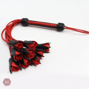 Martinet BDSM Fleur en cuir pour des jeux sensuels