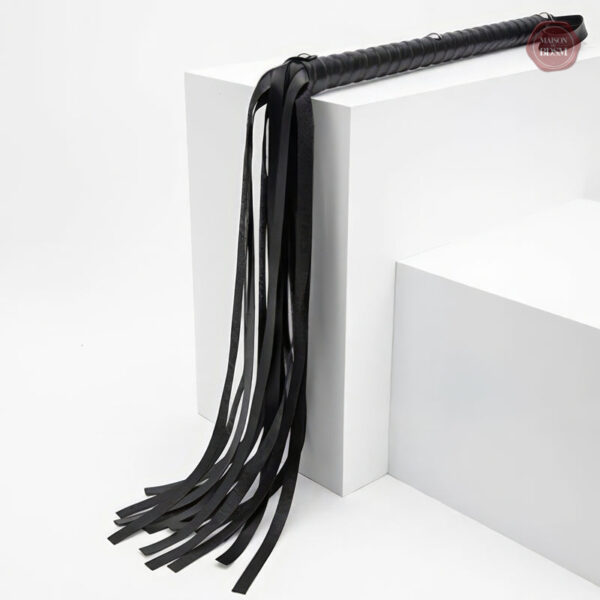 Fouet BDSM avec manche allongé pour des sensations intenses