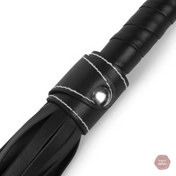 Accessoire BDSM, martinet en simili cuir
