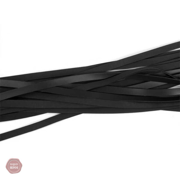 Fouet en cuir orné de strass, idéal pour les pratiques BDSM
