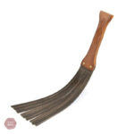 Martinet BDSM vintage en cuir, idéal pour des jeux de domination