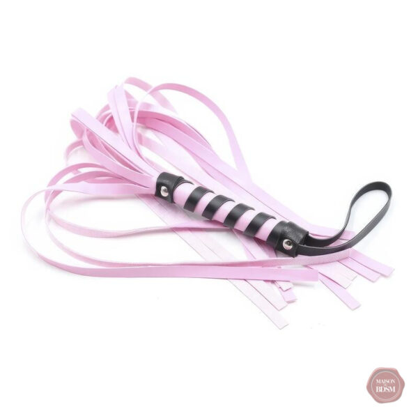 Martinet en cuir, accessoire pour les amateurs de BDSM