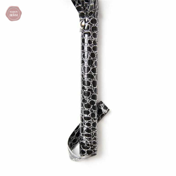 Fouet élégant en cuir serpent pour plaisirs intenses