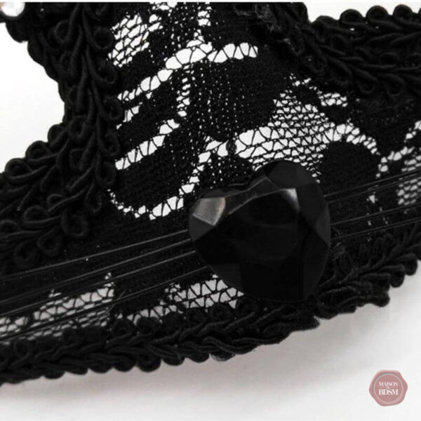 Masque en cuir pour un look mystérieux et provocateur