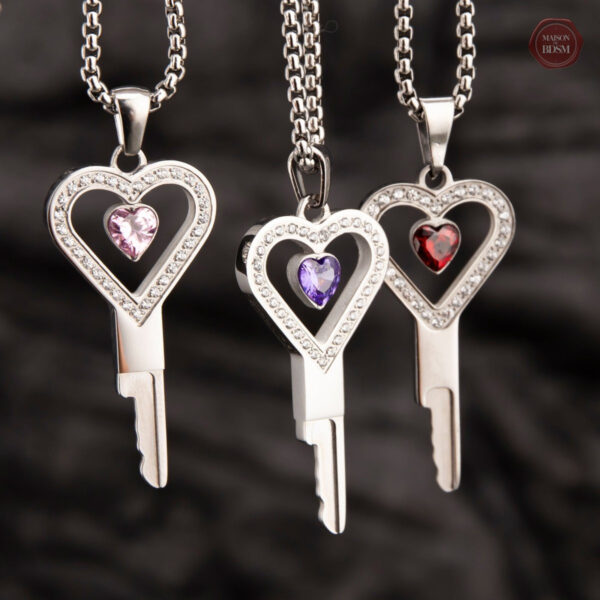 Diamants moissanite sur médaillon en chasteté