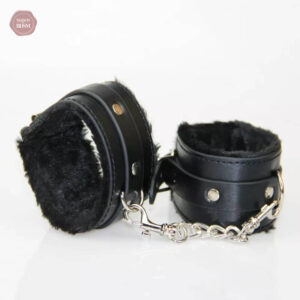 Menottes de bondage en fourrure élégante
