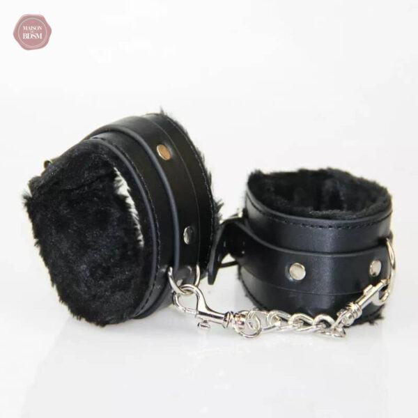 Menottes de bondage en fourrure élégante