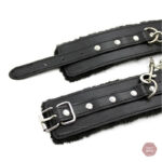Accessoire BDSM : menottes confortables