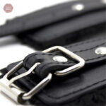 Menottes en fourrure pour expériences sensuelles