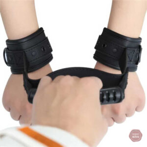 Menottes BDSM avec poignée pour une expérience de jeu unique