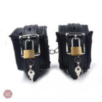 Menottes en cuir pour jeux BDSM, incluant cadenas