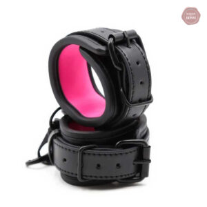 Menottes BDSM noires et roses pour des jeux d'évasion