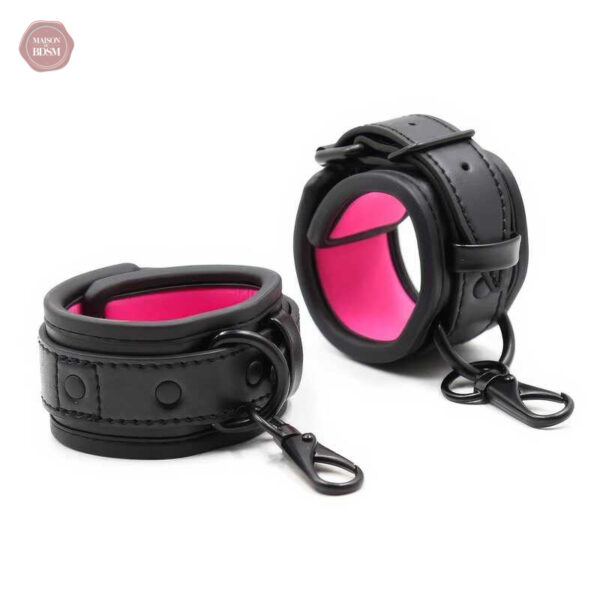 Menottes en cuir synthétique pour une expérience captivante