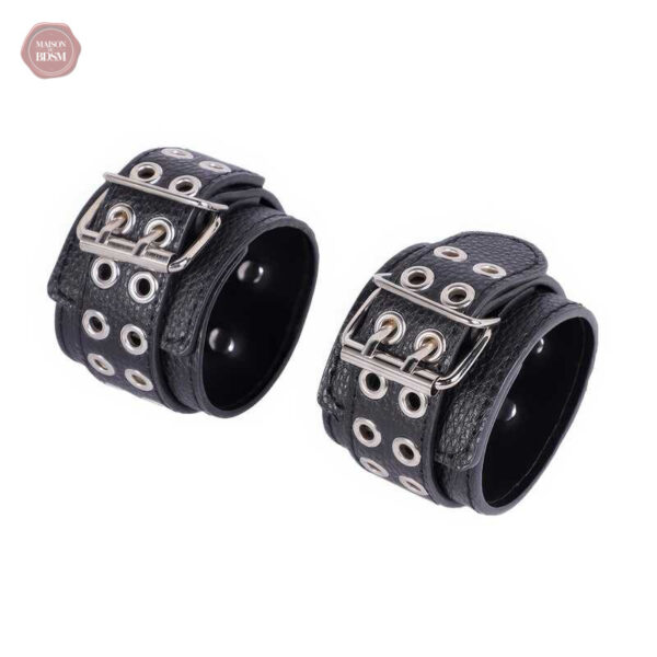 menottes-bdsm-renforcees-1 Menottes BDSM renforcées en matériau durable