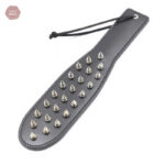 Paddle BDSM clouté pour des sessions de jeu intenses