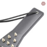 Paddle en cuir clouté pour des expériences sensuelles variées