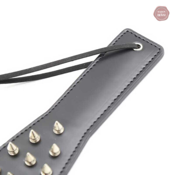 Paddle en cuir clouté pour des expériences sensuelles variées