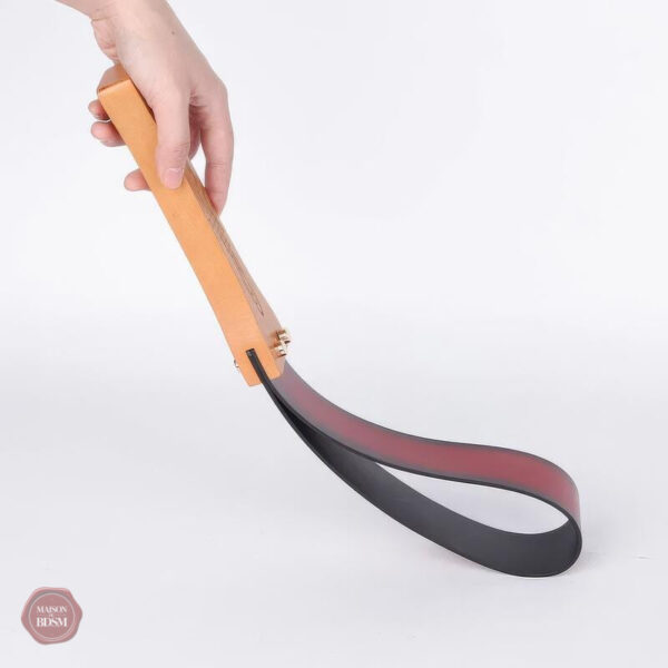 Paddle en cuir avec finition ombrée pour jeux de domination