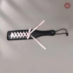 Outil de discipline en cuir synthétique pour couples audacieux