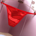 String en satin et pantalon sexy, style élégant et audacieux