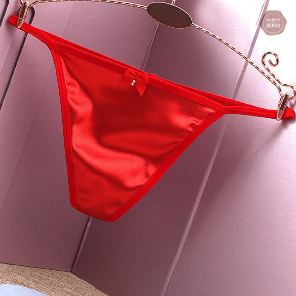 String en satin et pantalon sexy, style élégant et audacieux
