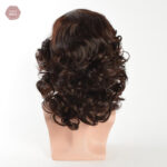 Cheveux bouclés, longueur moyenne pour un look naturel