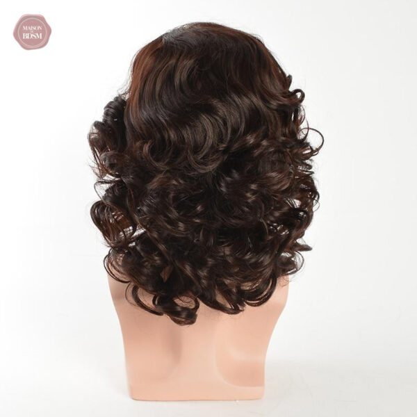 Cheveux bouclés, longueur moyenne pour un look naturel