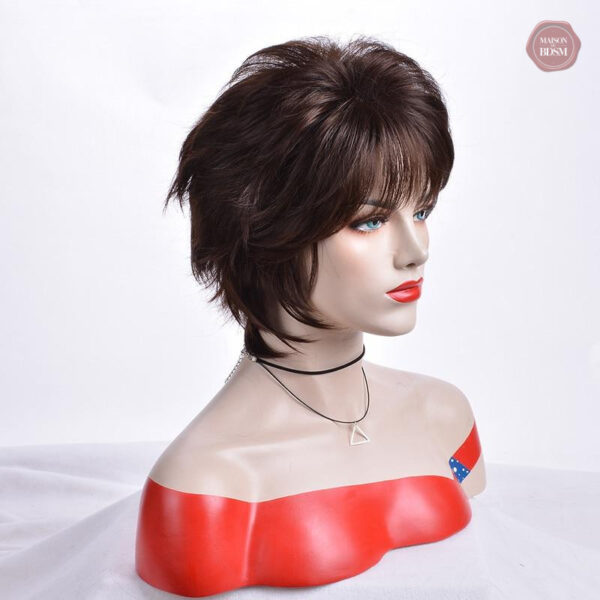 Coiffure courte avec frange, parfaite pour un look chic