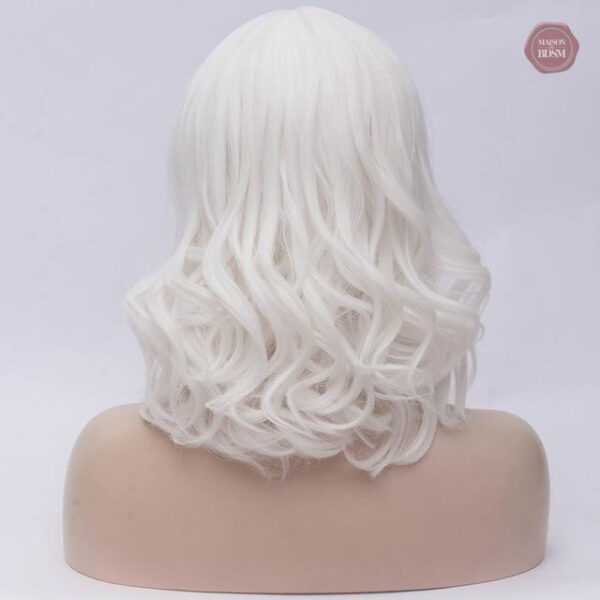 Perruque courte ondulée pour look moderne