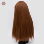 Cheveux longs et lisses, frange élégante incluse